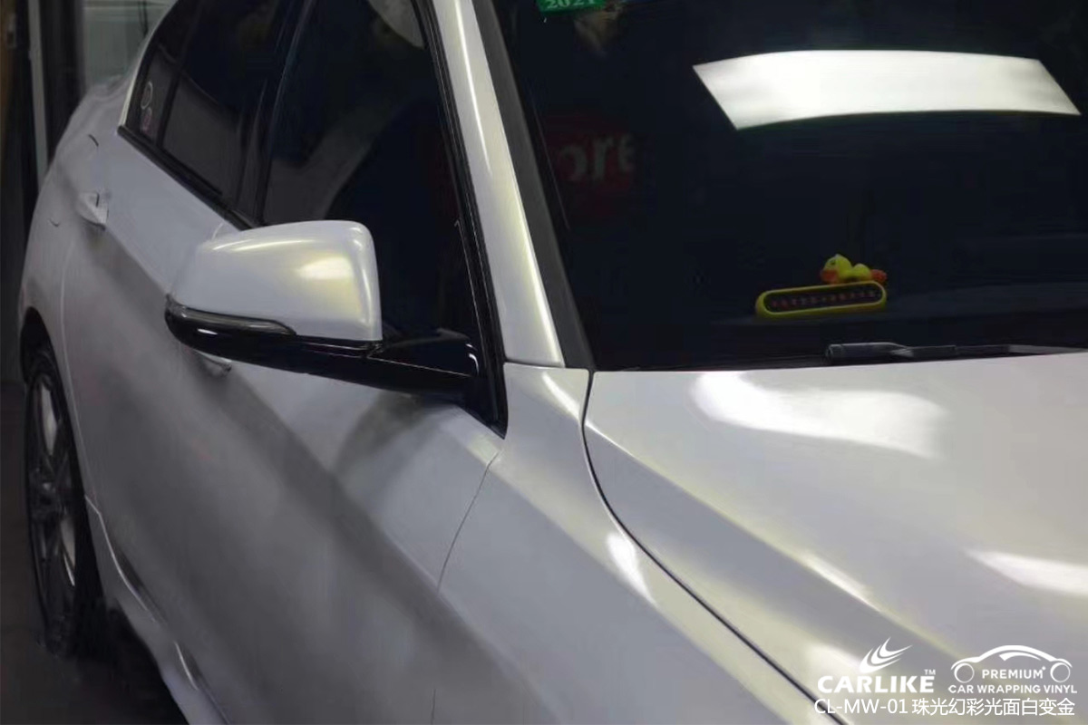 CARLIKE卡莱克™CL-MW-01宝马珠光幻彩亮面白变金车身改色膜伊春施工效果图